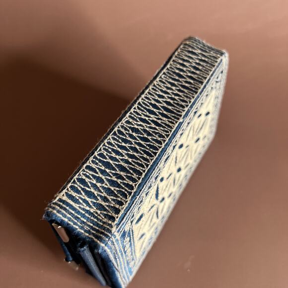 Laga Wallet-Small Fold-Blue White Embroidery – Vegan Handmade – 5.5×3 – Preowned - Picture 6 of 10